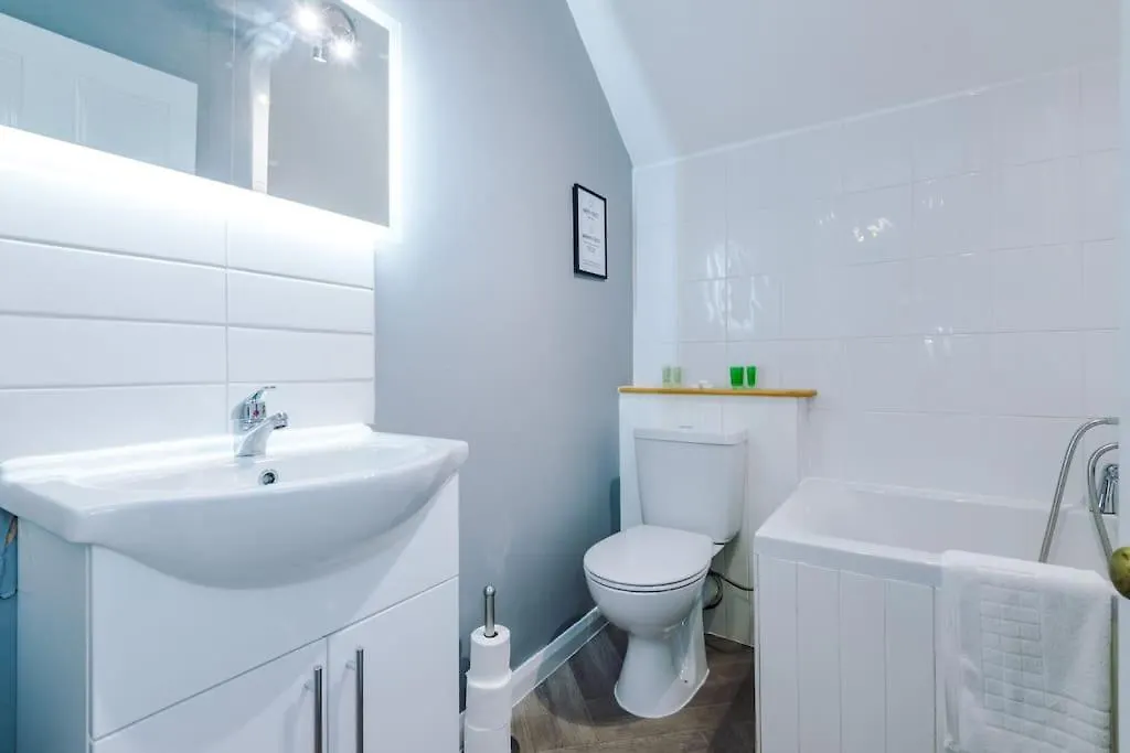 2-Bed Victorian Oasis In Chester 0*,